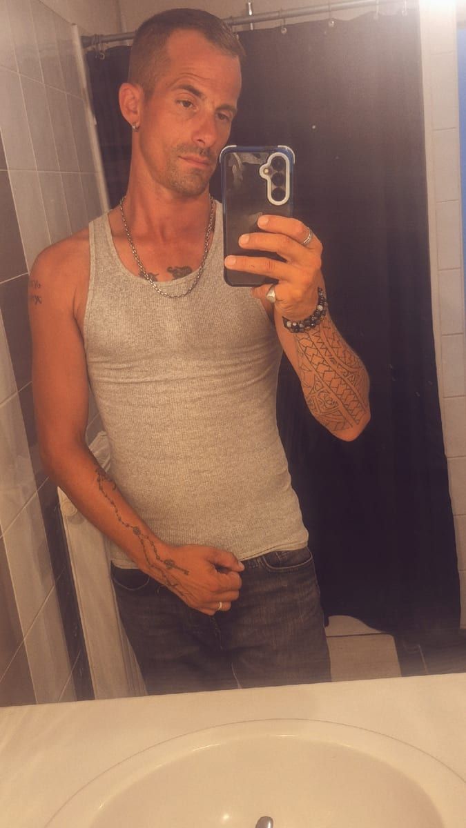 Profil de Charles-albert, 30 ans, Annonces gay à Les Vieux-Prés (Neuchâtel)